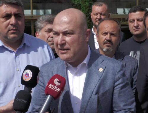 CHP’li Bakan’dan Kemalpaşa Belediyesi önünde açıklama:‘Operasyonluk’ bir durum yok!