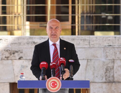 CHP’li Bakan kaldırımda görevlendirilen polisi Meclis’e taşıdı!